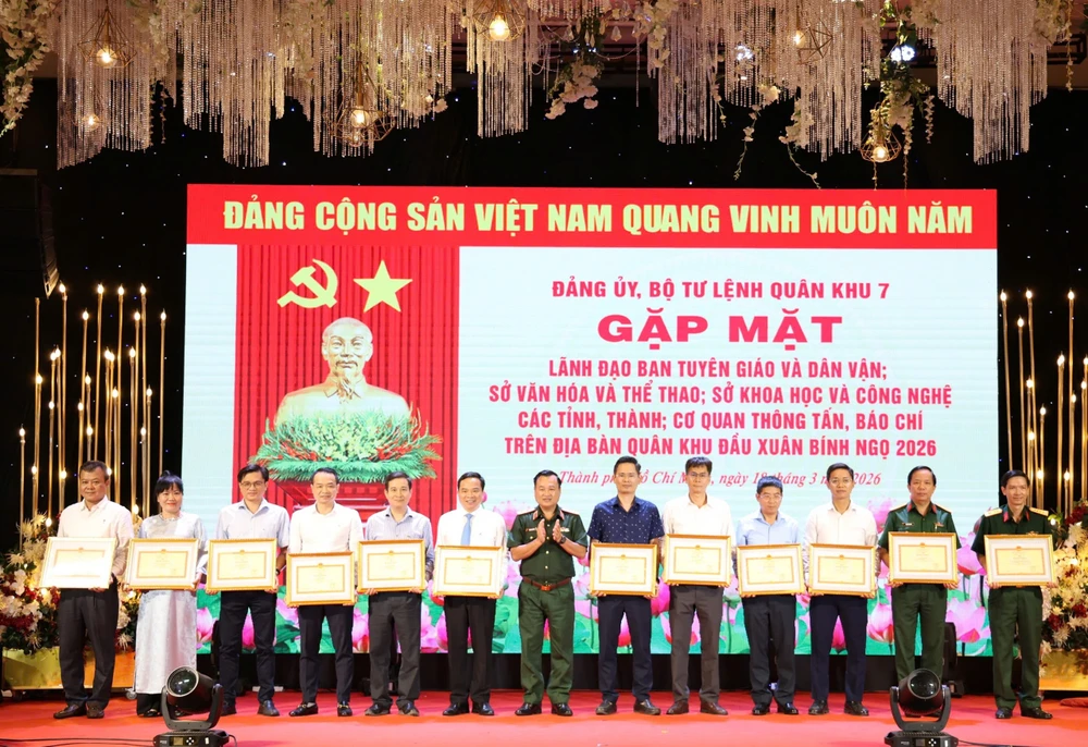 Quân khu 7 tích cực, chủ động đấu tranh, phản bác tin giả, sai sự thật trên không gian mạng-quan-khu-7-gap-mat-bao-chi 4.jpg