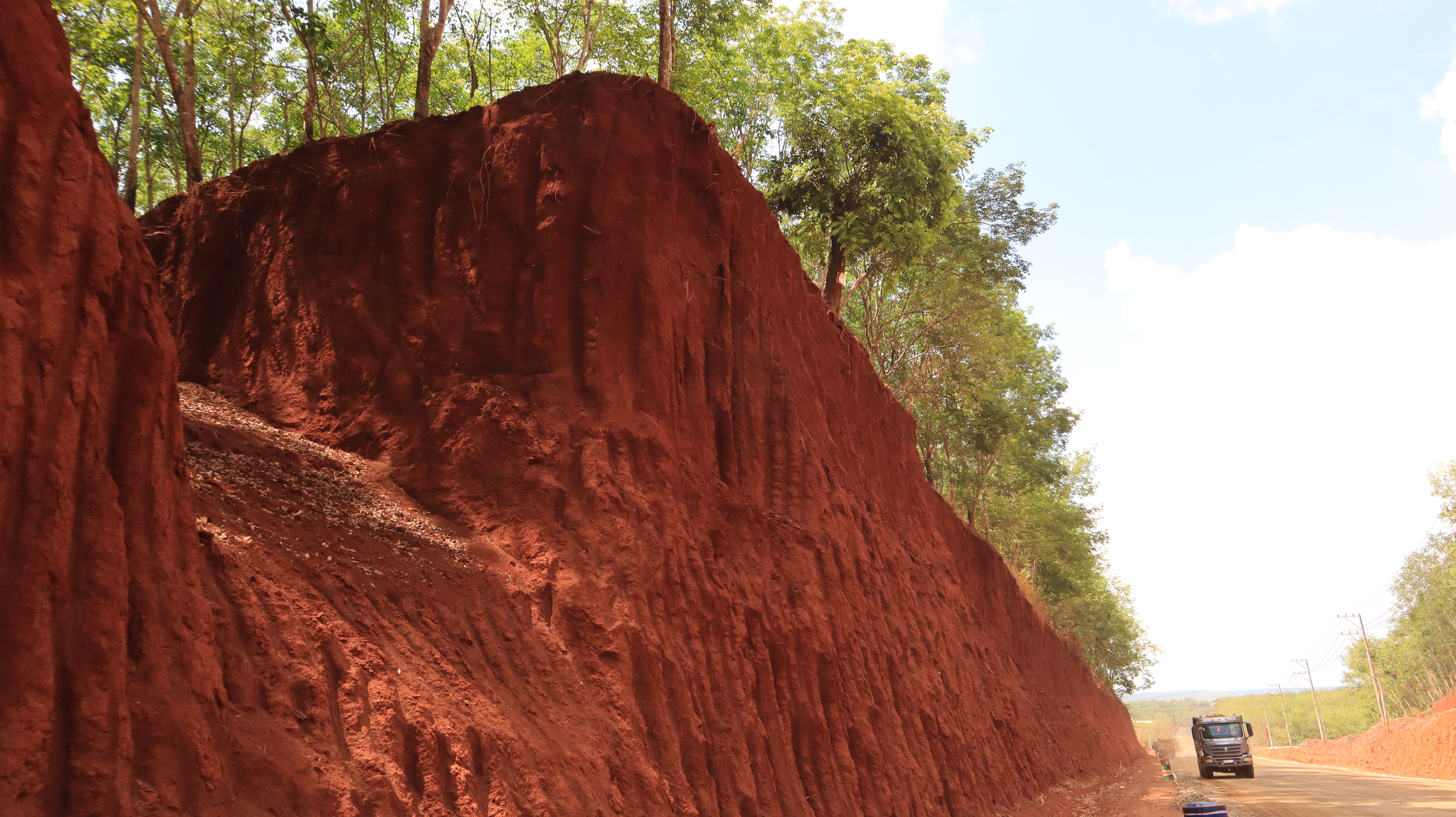 Hạ cốt nền đường ở Đồng Nai khiến nhà dân chênh vênh bên vực sâu nguy hiểm - Ảnh 1.