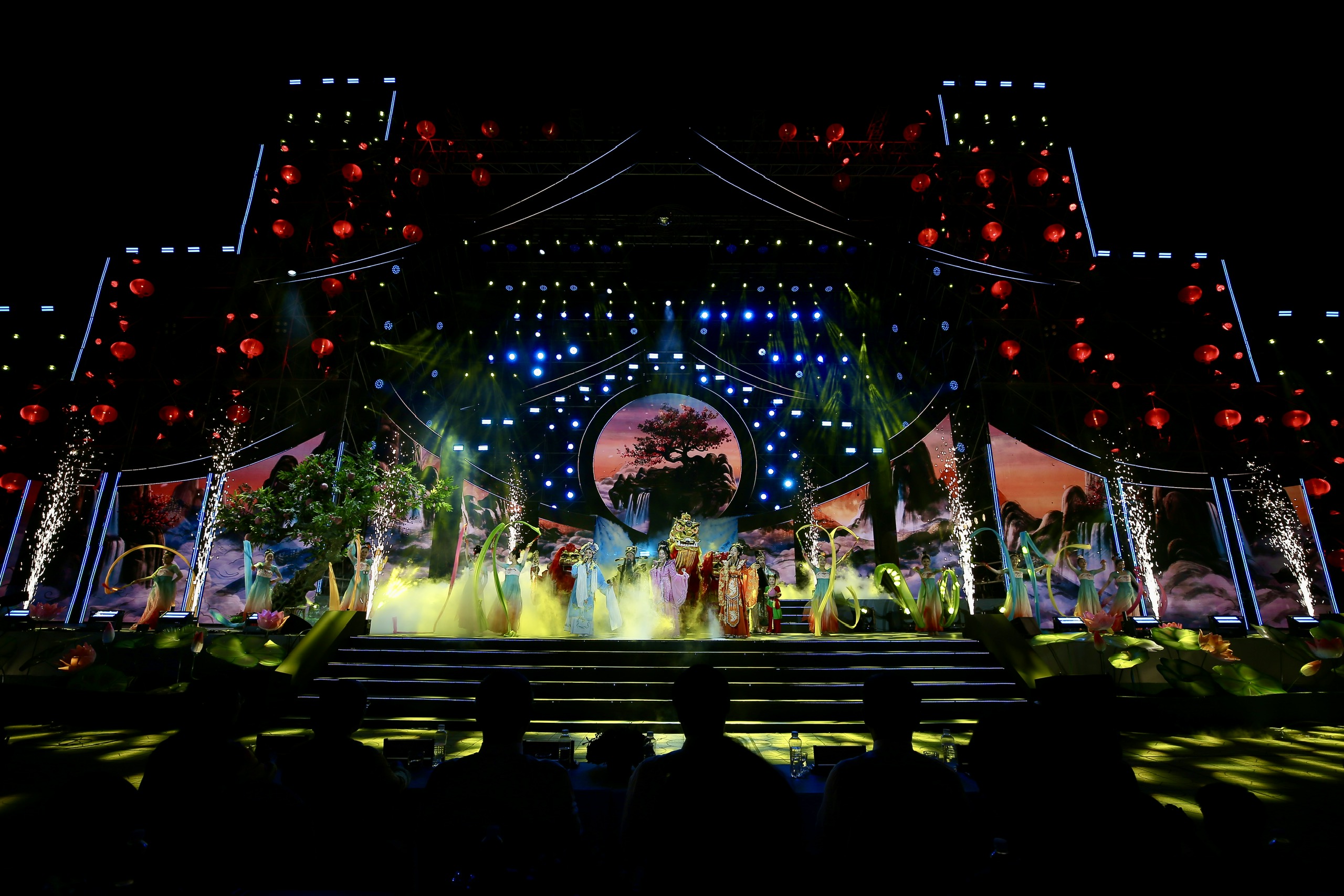 Quang Linh hát 'Người đến từ Triều Châu' mừng 'Đêm hội Nguyên tiêu'- Ảnh 1. Quang Linh hát 'Người đến từ Triều Châu' mừng 'Đêm hội Nguyên tiêu'- Ảnh 1.