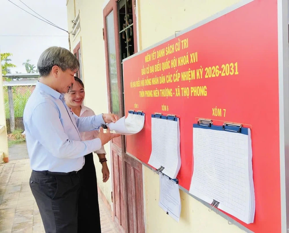 Bảng niêm yết danh sách cử tri tại điểm bầu cử ở xã Thọ Phong. 1000016770.jpg