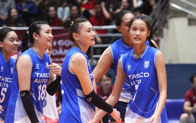 Các cầu thủ nữ Tasco Auto thi đấu với Thái Nguyên tại giải bóng chuyền hạng A 2025. Ảnh: VFV