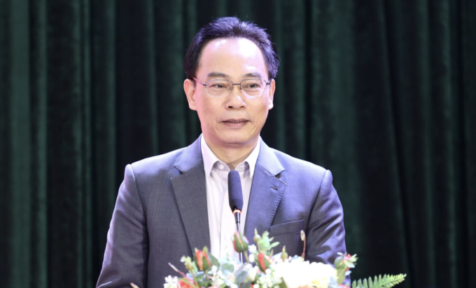 Ông Hoàng Minh Sơn trình bày chương trình hành động tại hội nghị tiếp xúc cử tri ngày 2/3. Ảnh: MOET