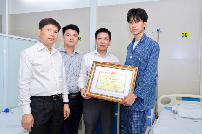 Nguyễn Lê Tú nhận bằng khen của Quyền Bộ trưởng Giáo dục và Đào tạo Hoàng Minh Sơn, ngày 26/3. Ảnh: MOET