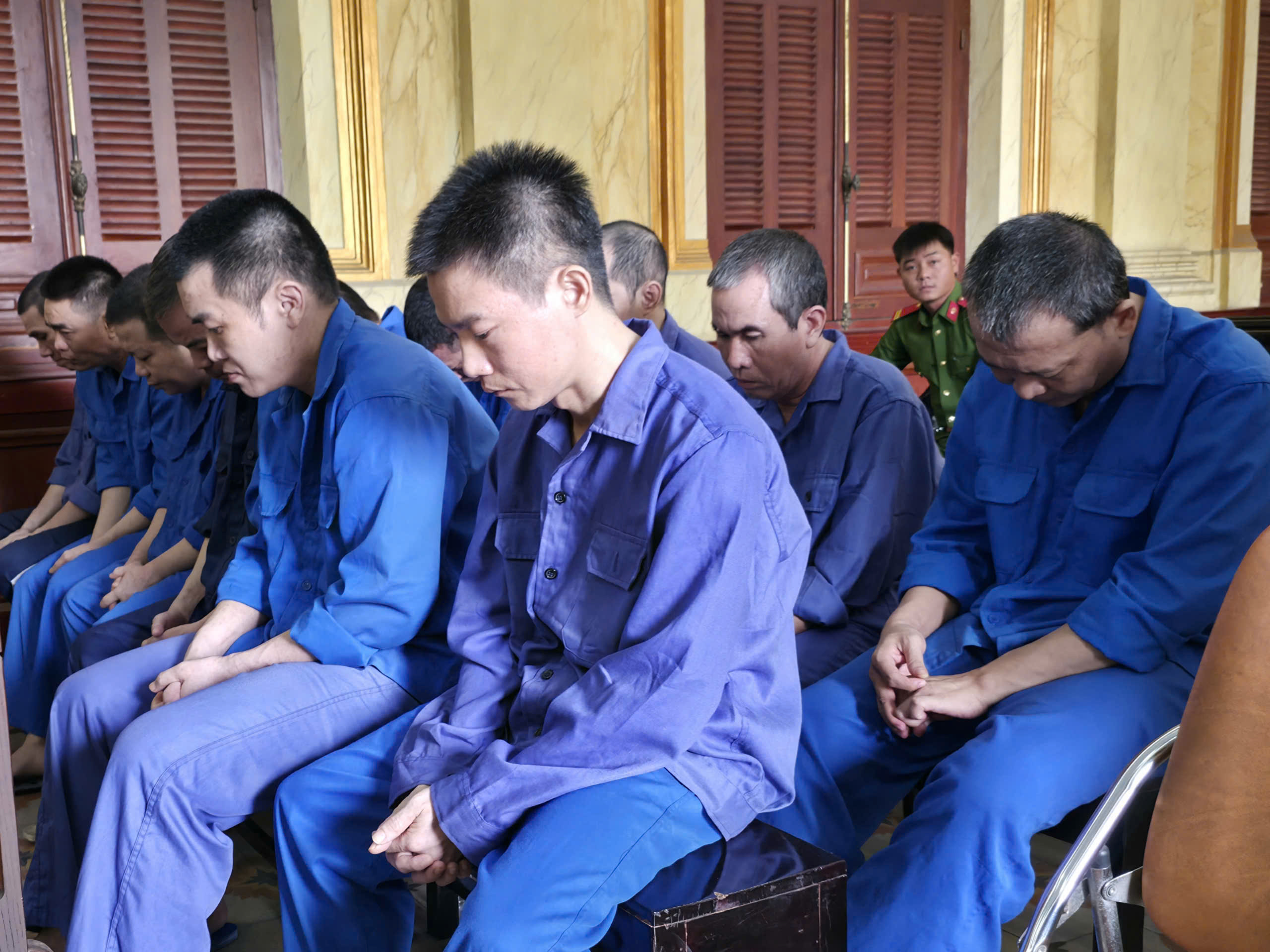 Quyền lực ảo, sa ngã thật 1 Quyền lực ảo, sa ngã thật - Ảnh 1.