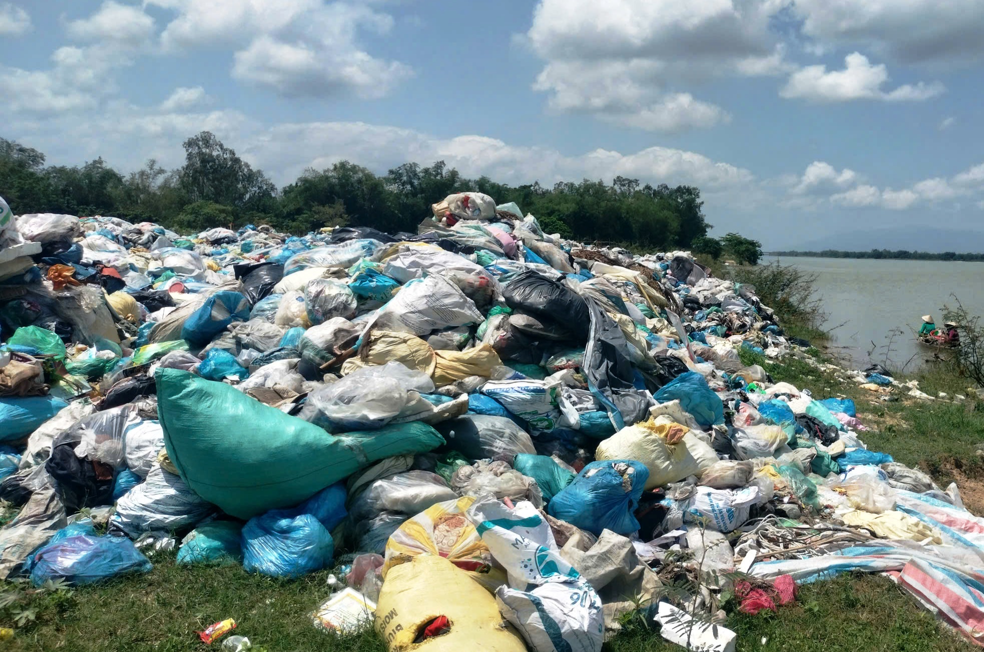 Rác thải ùn ứ gây ô nhiễm, Đà Nẵng khẩn trương triển khai xử lý- Ảnh 1.