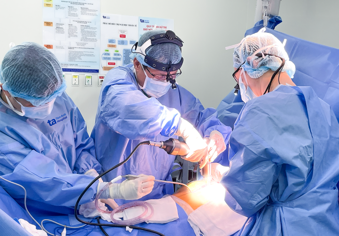 Êkíp mổ khẩn cầm máu và xử trí bóc tách động mạch chủ cho anh Hoàng. Ảnh: Bệnh viện Đa khoa Tâm Anh