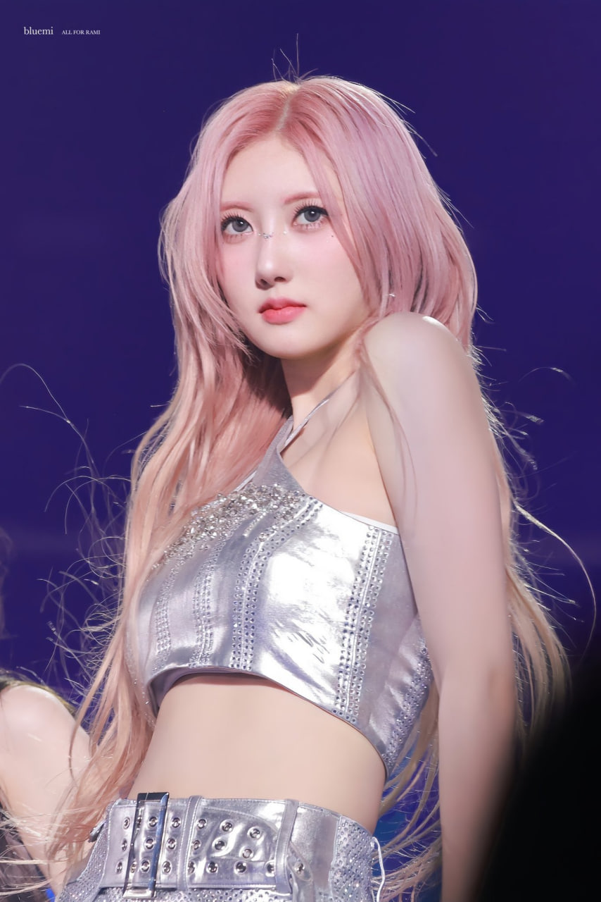 Showbiz có mỹ nhân mất tích kỳ lạ, cả năm không được lên sân khấu phí hoài nhan sắc lẫn giọng hát miễn chê- Ảnh 1.