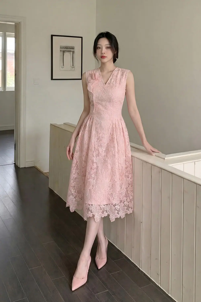 Rạng rỡ hơn cùng các thiết kế ren trong trang phục 2 Rạng rỡ hơn cùng các thiết kế ren trong trang phục - Ảnh 2.