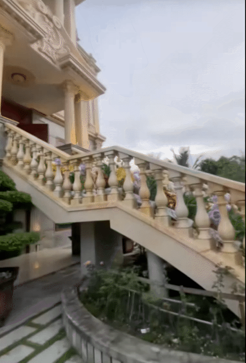 Rap cuoi la dinh thu hon 100 ty hoa tuoi