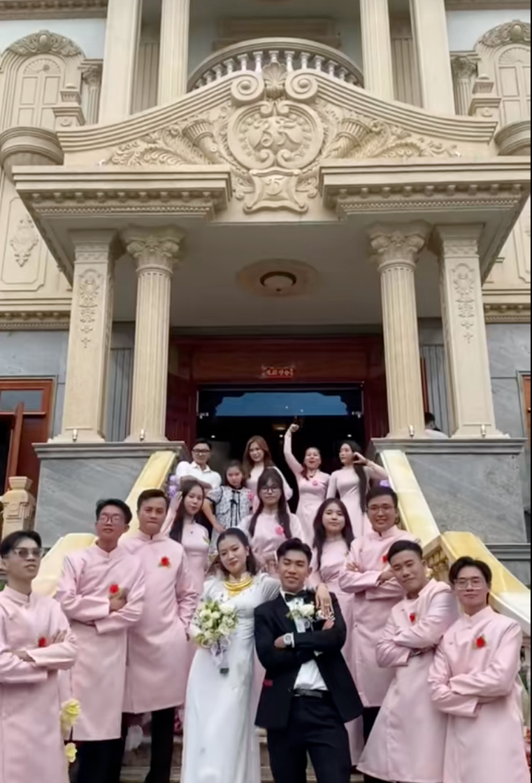 Rap cuoi la dinh thu hon 100 ty hoa tuoi