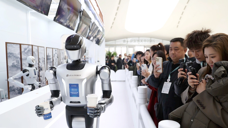 Robot hình người Trung Quốc bứt tốc: Cuộc đua AI chạm ‘ranh giới nguy hiểm’ 1 Robot hình người - Ảnh 1.