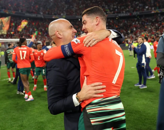 Cristiano Ronaldo (phải) ôm HLV Roberto Martinez sau khi Bồ Đào Nha thắng Tây Ban Nha ở chung kết UEFA Nations League trên sân Allianz, thành phố Munich, Đức tối 8/6/2025. Ảnh: Olt Sports