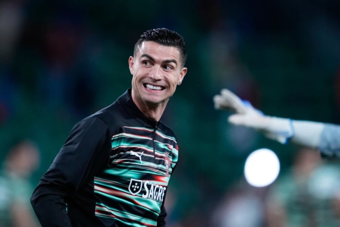 Cristiano Ronaldo mỉm cười trong lúc khởi động trước trận Bồ Đào Nha gặp Hungary ở vòng loại bảng F World Cup 2026, trên sân Lisbon, Bồ Đào Nha, ngày 14/10/2025. Ảnh: AP