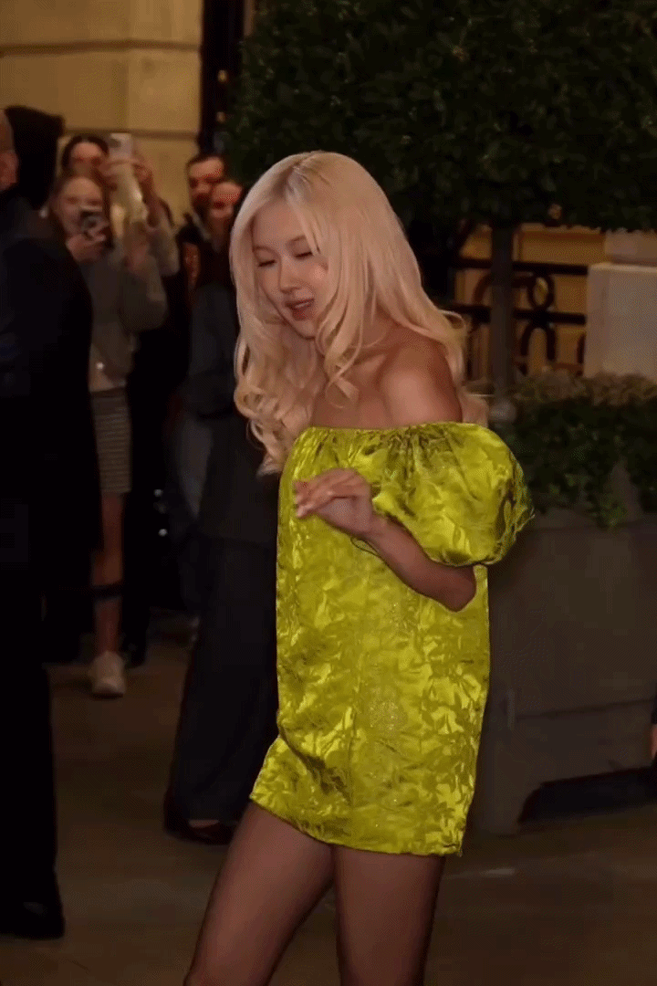 Rosé kín đáo nhưng tỏa sáng đến show Saint Laurent, Cha Eun Woo đã bị thay bằng nam thần 