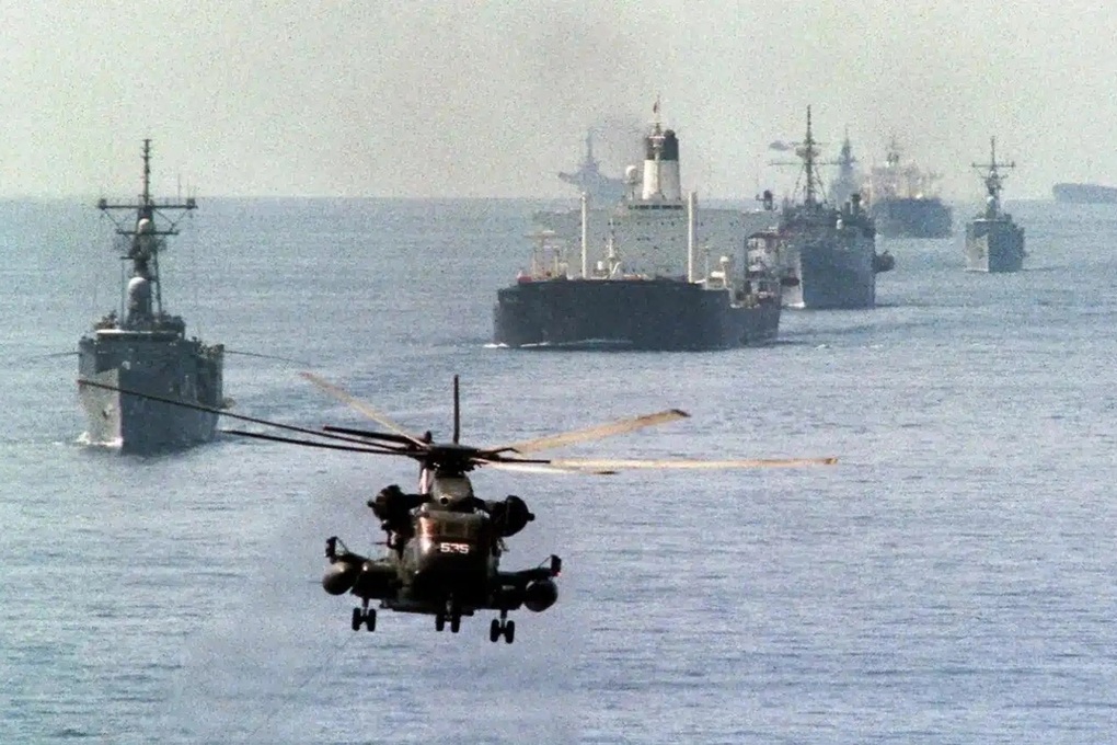 Rủi ro khi Mỹ tìm cách mở eo biển Hormuz giữa hỏa lực Iran - 1