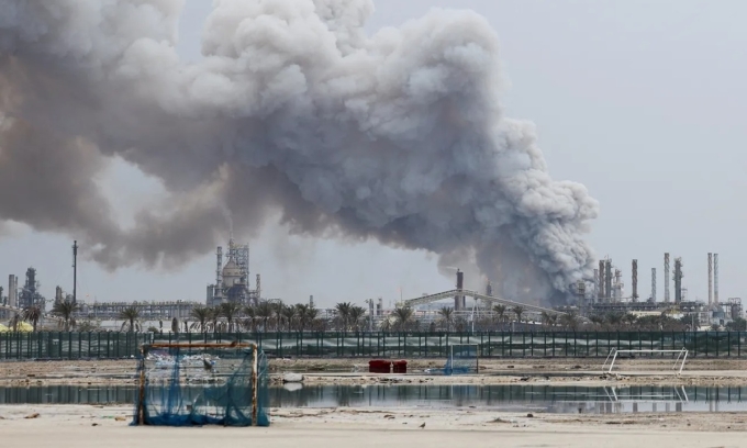 Khói bốc lên sau một cuộc tập kích của Iran vào Bahrain. Ảnh: Reuters