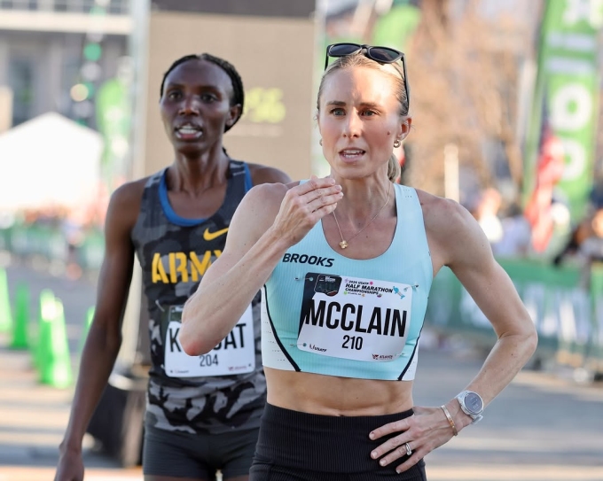 Jess McClain phản ứng sau khi về đích thứ chín tại giải half marathon Mỹ 2026 ngày 1/3. Ảnh: Instagram / jesstonn