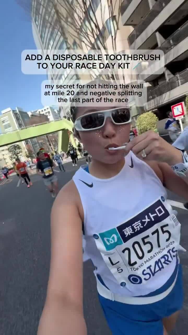 VĐV đánh răng giữa lúc chạy marathon