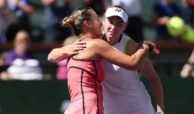 Sabalenka (trái) ôm Rybakina, sau trận chung kết WTA BNP Paribas Open, trên sân Trung tâm tại Indian Wells Tennis Garden, California, Mỹ hôm 15/3. Ảnh: Reuters