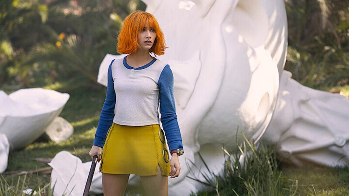 Sắc vóc nóng bỏng của hai mỹ nhân phim Đảo hải tặc gây sốt toàn cầu 4 Trong đó, Emily Rudd tiếp tục ghi dấu ấn với vai Nami – hoa tiêu của băng Mũ Rơm. Nhân vật này vốn nổi tiếng thông minh, sắc sảo nhưng mang nhiều tổn thương trong quá khứ.