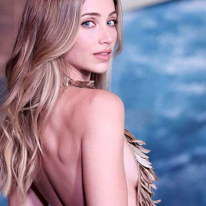 Sắc vóc nóng bỏng của hai mỹ nhân phim Đảo hải tặc gây sốt toàn cầu 7 Đôi mắt xanh, gương mặt sắc nét cùng vóc dáng khỏe khoắn giúp cô trở thành lựa chọn phù hợp cho vai diễn.