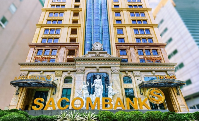 Logo mới của Sacombank trước một tòa nhà trên đường Nguyễn Thị Minh Khai (TP HCM). Ảnh: Sacombank