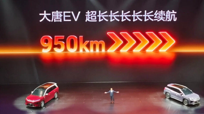 Lu Tian, tổng giám đốc kinh doanh của BYD, giới thiệu các mẫu xe mới có tầm hoạt động 950 mỗi lần sạc. Ảnh: Carnewschina