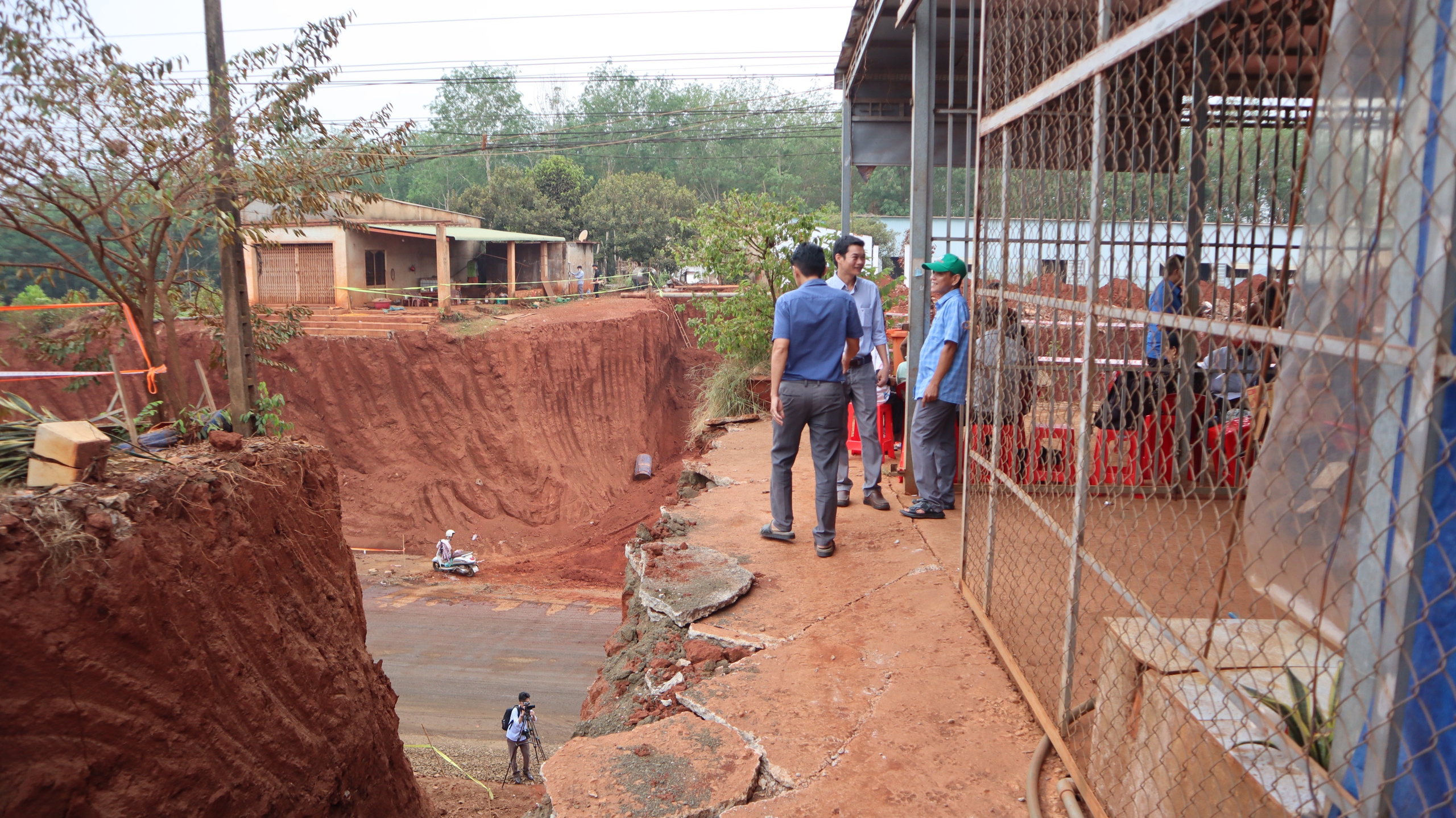 Hạ cốt nền đường, nhà dân chênh vênh bên mép vực sâu: Sai quy trình ở đâu?- Ảnh 1.