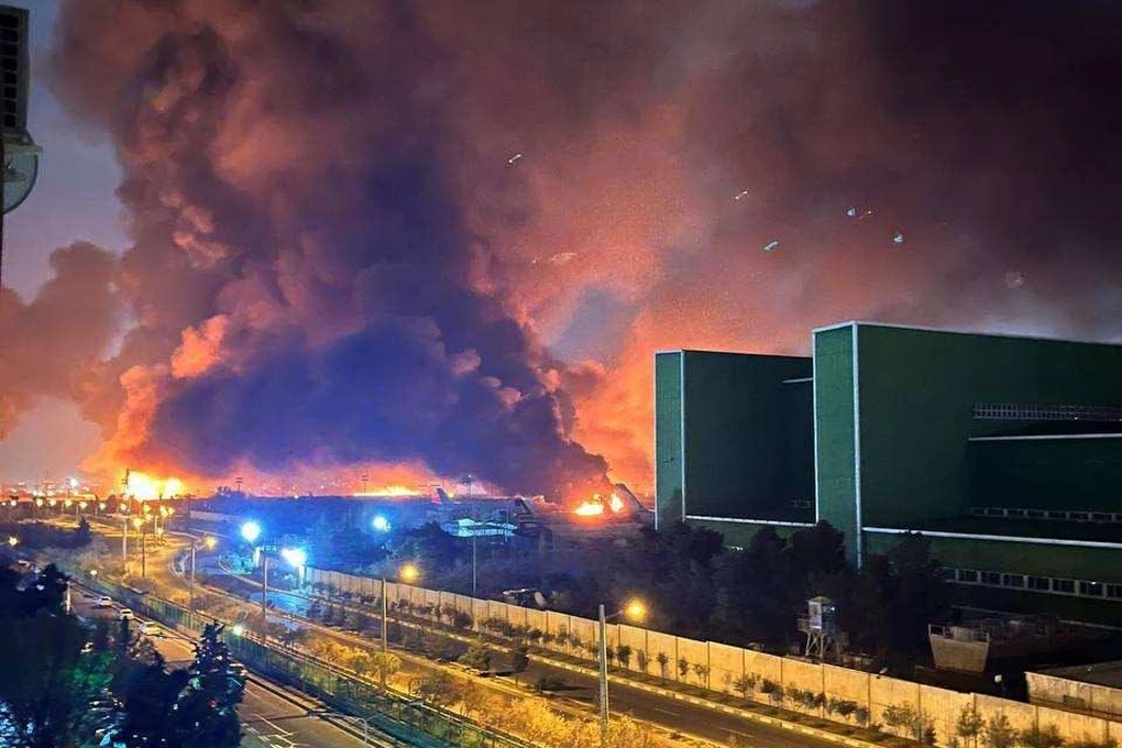 Sân bay Iran bốc cháy như cầu lửa sau đòn không kích của Israel - 1