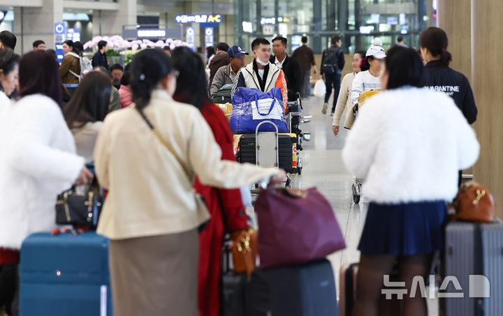 Cập nhật nóng từ khách Việt đi Hàn xem BTS: Sân bay mở làn quốc nội cho nhập cảnh siêu tốc, phải dùng thẻ VIP mới đặt được khách sạn- Ảnh 1.