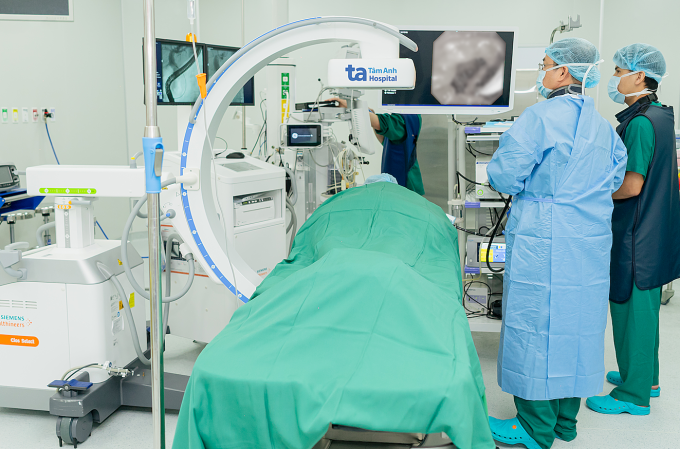 Bác sĩ Bình (áo xanh da trời) đang thực hiện nội soi mật tụy ngược dòng gắp sỏi và sán lá gan. Ảnh: Bệnh viện Đa khoa Tâm Anh