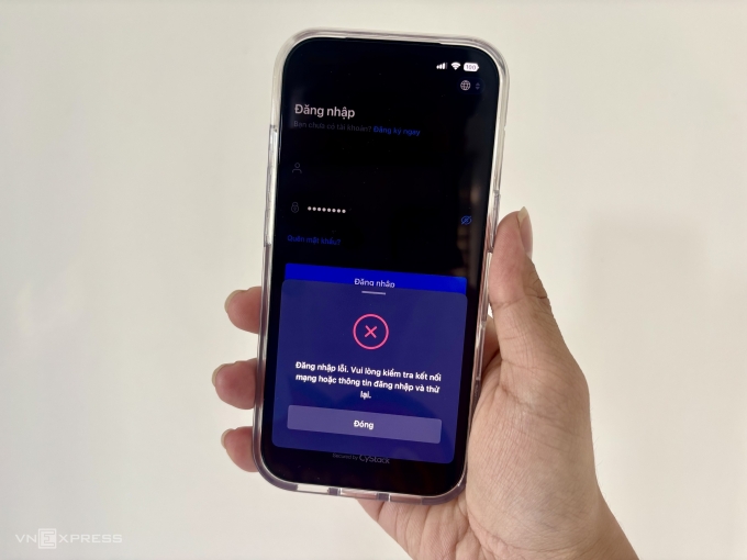 Người dùng đang đăng nhập vào ứng dụng ONUS nhưng được thông báo lỗi. Ảnh: Tất Đạt