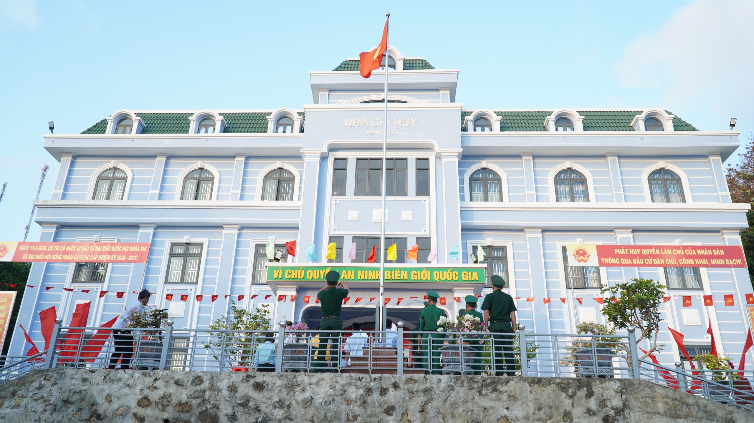 Bầu cử Quốc Hội: Cử tri Hòn Chuối, Hòn Khoai vượt sóng bỏ phiếu sớm - Ảnh 1.