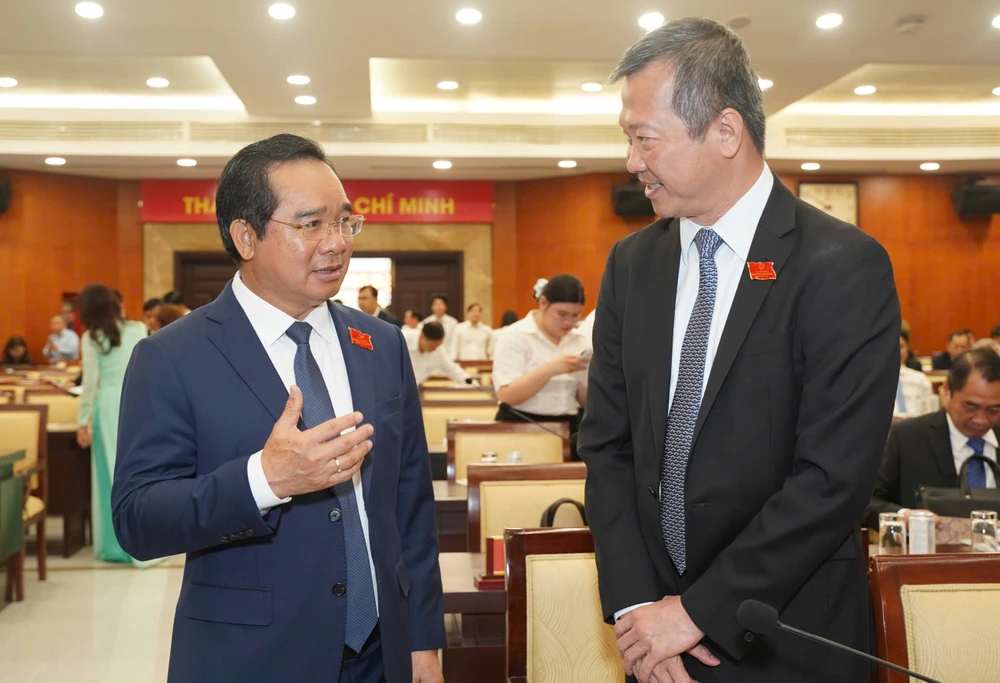 Chủ tịch UBND TP.HCM Nguyễn Văn Được trao đổi với các đại biểu trước giờ diễn ra kỳ họp. Ảnh: THUẬN VĂN sang-nay-se-bau-chu-tich-va-cac-pho-chu-tich-hdnd-ubnd-tp-hcm-3.jpg