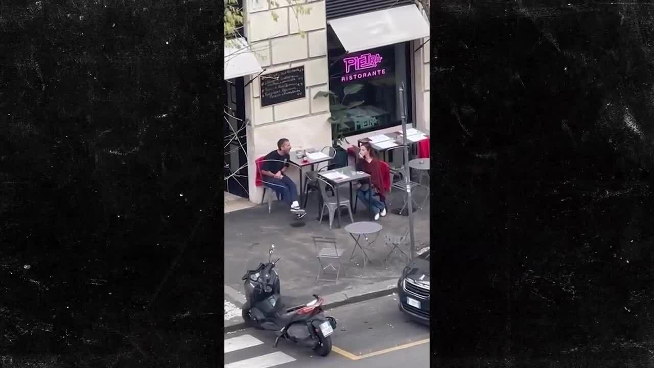Shia LaBeouf la hét trên phố Rome