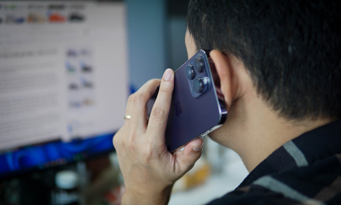 Một người áp điện thoại vào tai khi thực hiện cuộc gọi. Ảnh: Lưu Quý