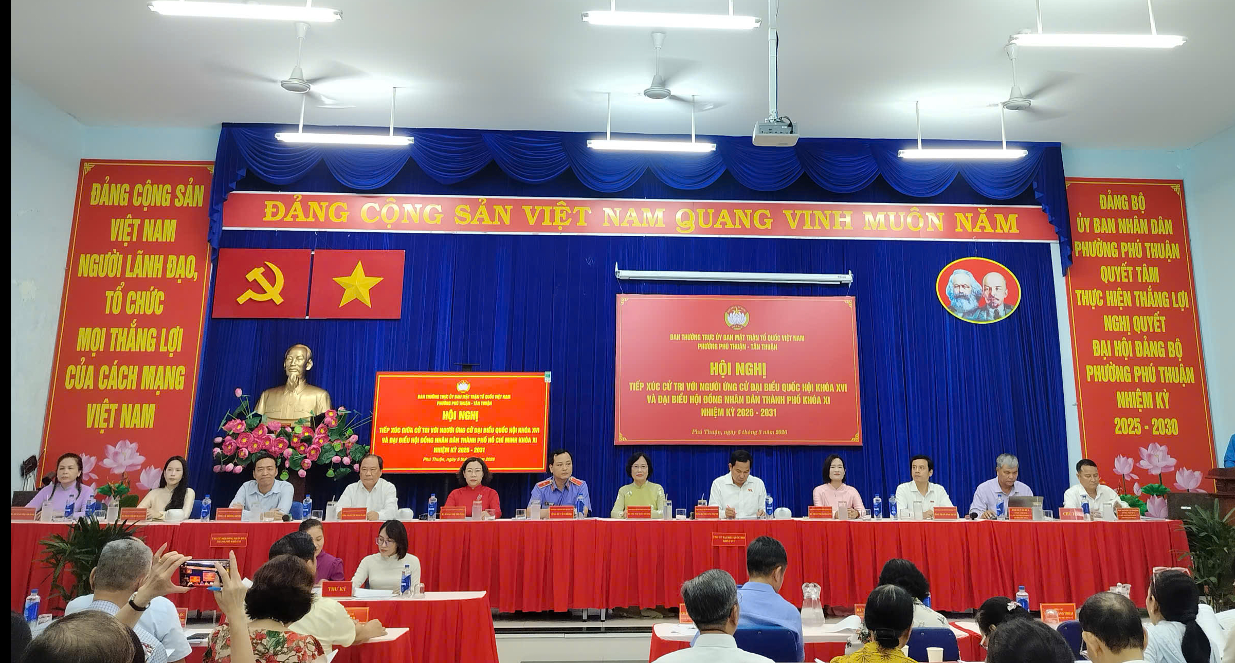 Tổng thư ký Quốc hội Lê Quang Mạnh và các ứng cử viên ĐBQH tiếp xúc cử tri tại TPHCM - Ảnh 5.