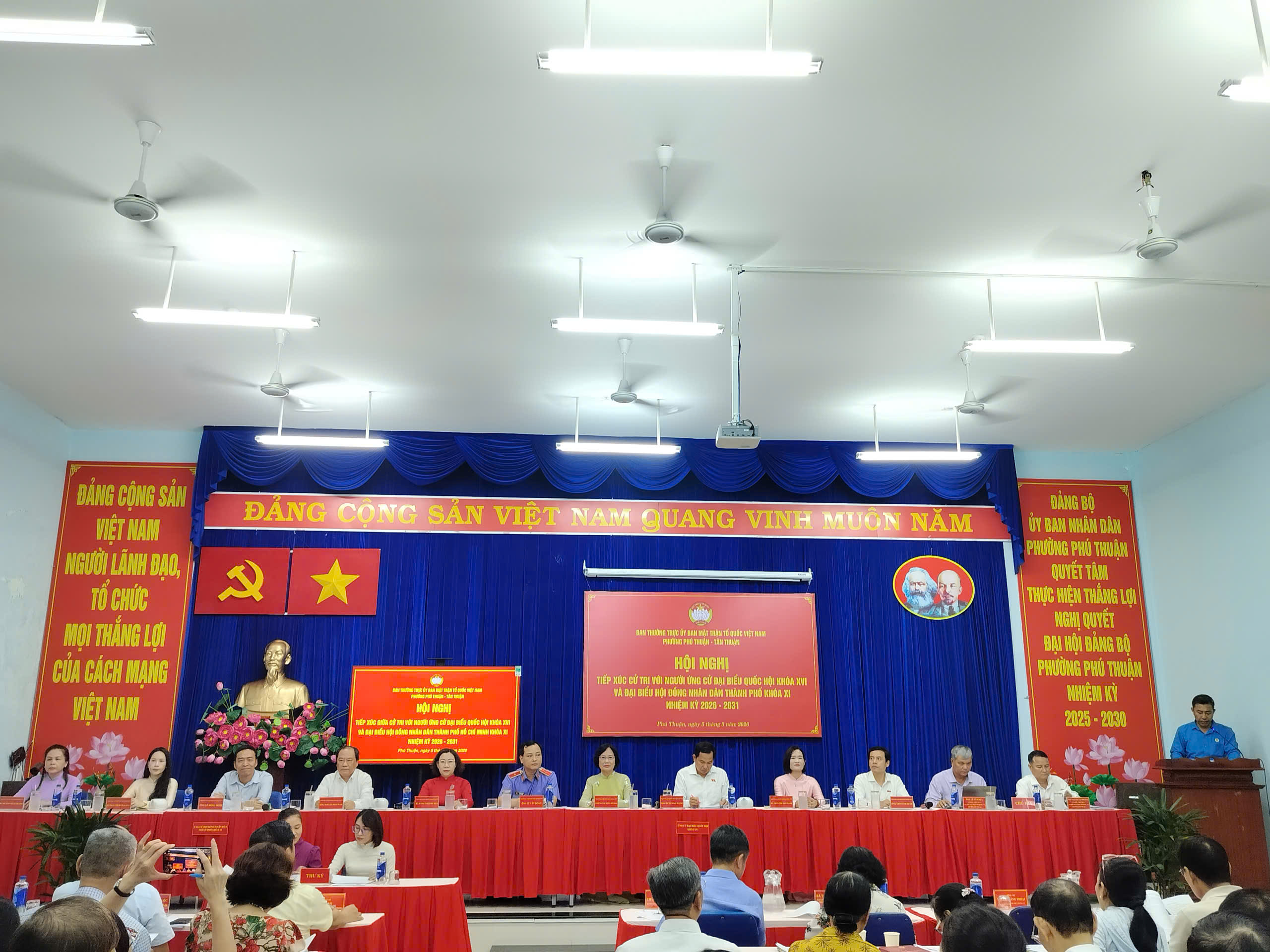 Tổng thư ký Quốc hội Lê Quang Mạnh và các ứng cử viên ĐBQH tiếp xúc cử tri tại TPHCM - Ảnh 1.