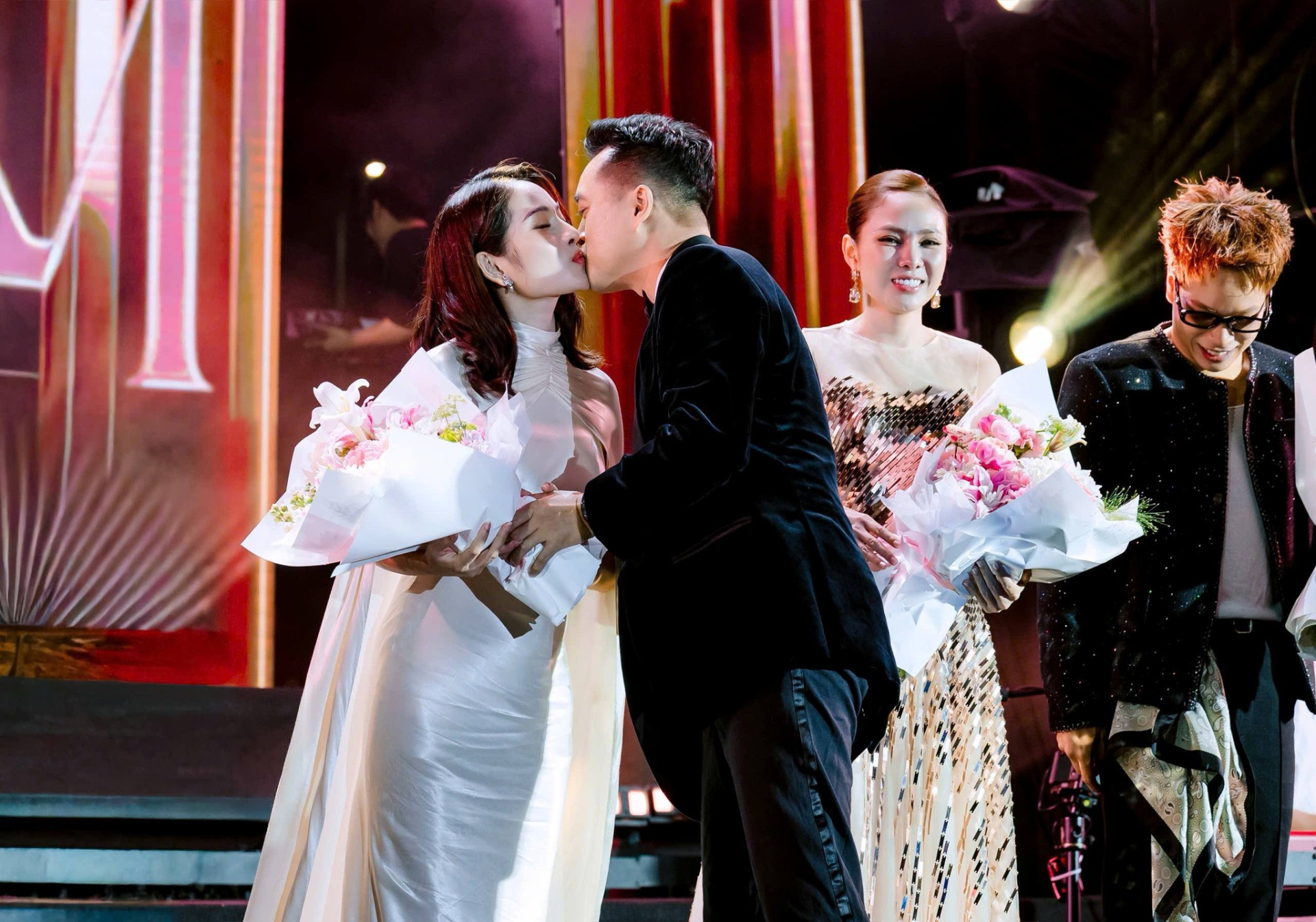 Chưa từng có trong tiền lệ Vbiz: Một cặp đôi 2 lần chào đón em bé song sinh!- Ảnh 1.