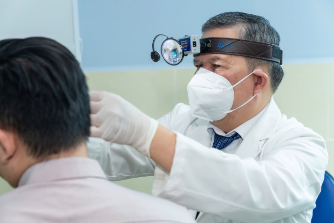 Phó giáo sư Minh thăm khám cho bệnh nhân. Ảnh: Bệnh viện cung cấp