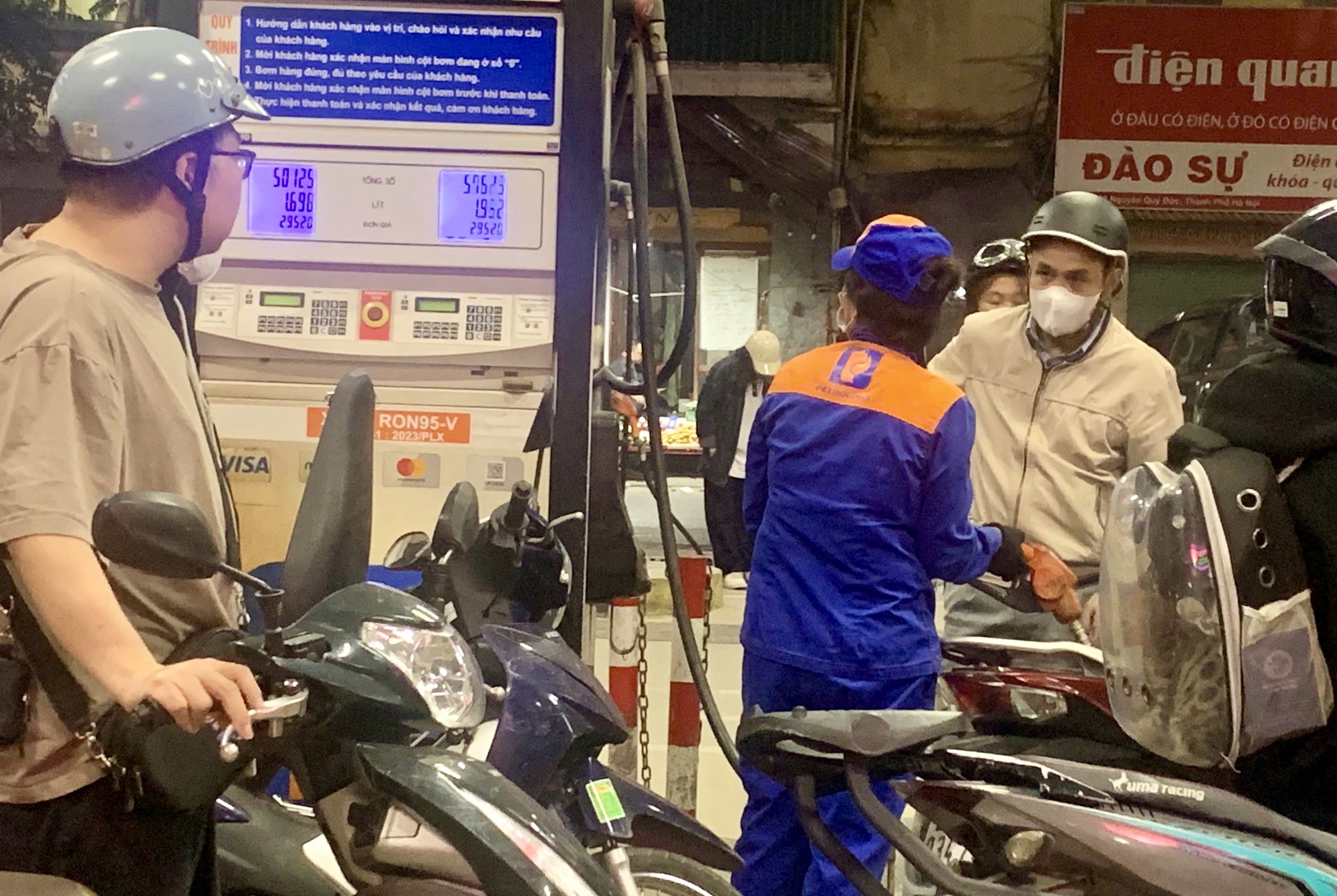 Sau 4 kỳ tăng 'phi mã', vì sao giá xăng dầu giảm mạnh?- Ảnh 1. Sau 4 kỳ tăng 'phi mã', vì sao giá xăng dầu giảm mạnh?- Ảnh 1.