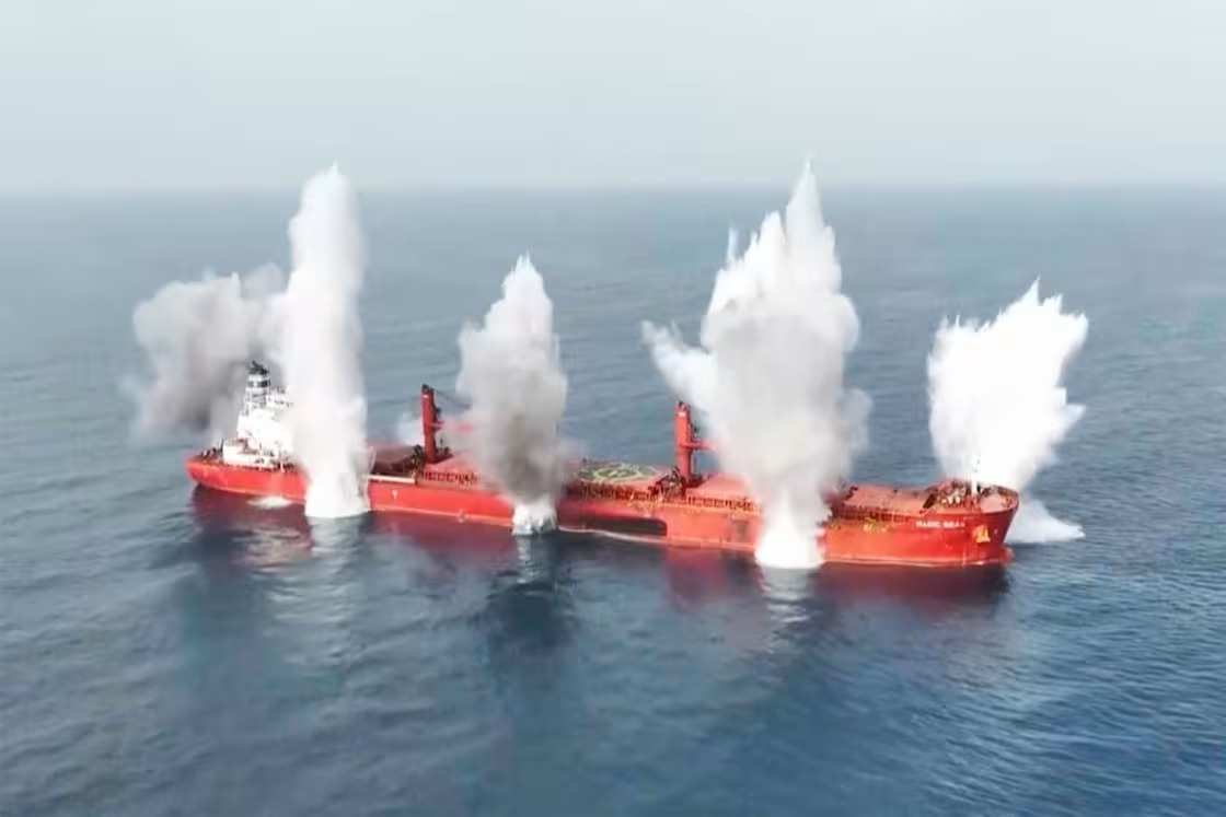 Biển Đỏ - Ảnh 1.