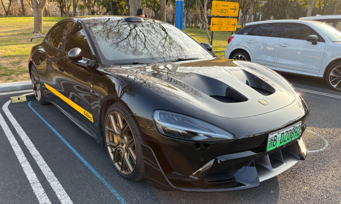 Xe điện Xiaomi SU7 Ultra với nắp ca-pô có hai khe hút gió. Ảnh: XLLD