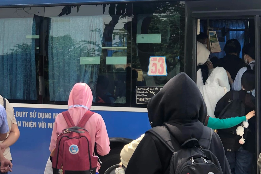 Sau lời tri ân chuyến xe buýt “chỉ còn là ký ức” của một trường đại học - 1