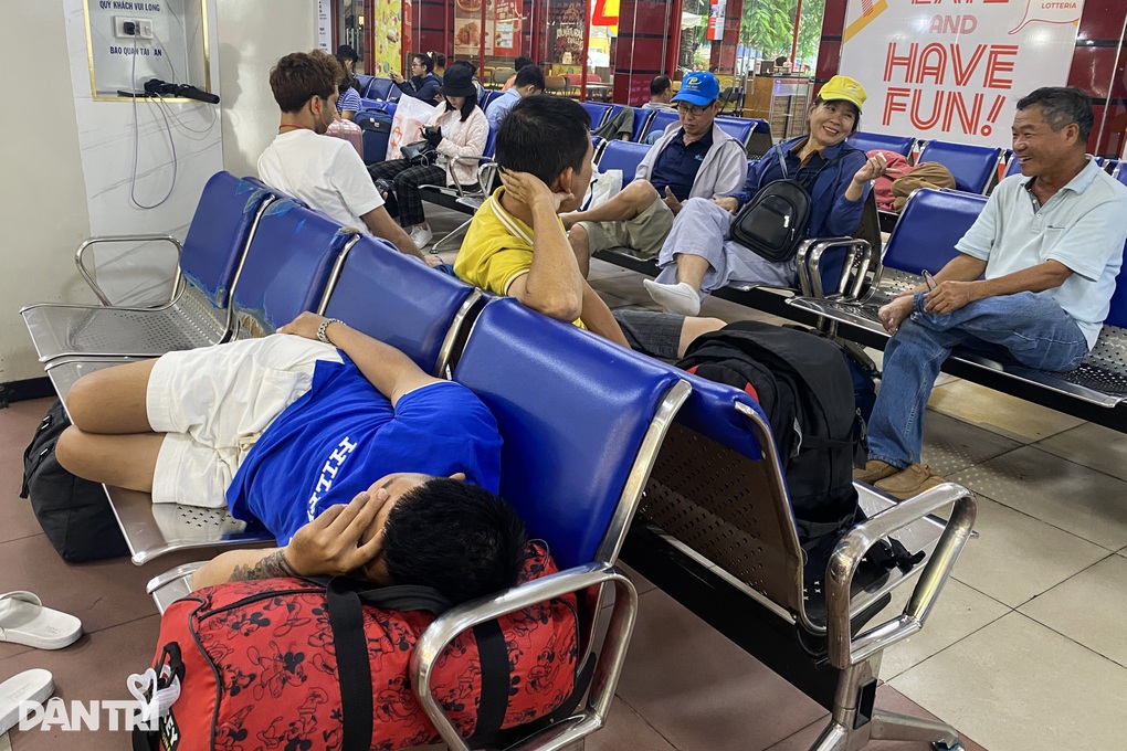 Sau sự cố cầu Ghềnh, khách kẹt ở ga Sài Gòn chuyển qua đi máy bay, xe khách - 1