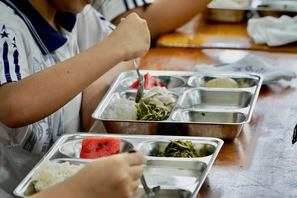 Sau vụ 300 tấn thịt heo bệnh: Phụ huynh giật mình lo bữa ăn bán trú của con - 1