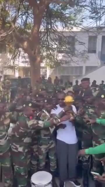 Senegal đưa Cup vô địch châu Phi vào căn cứ quân sự