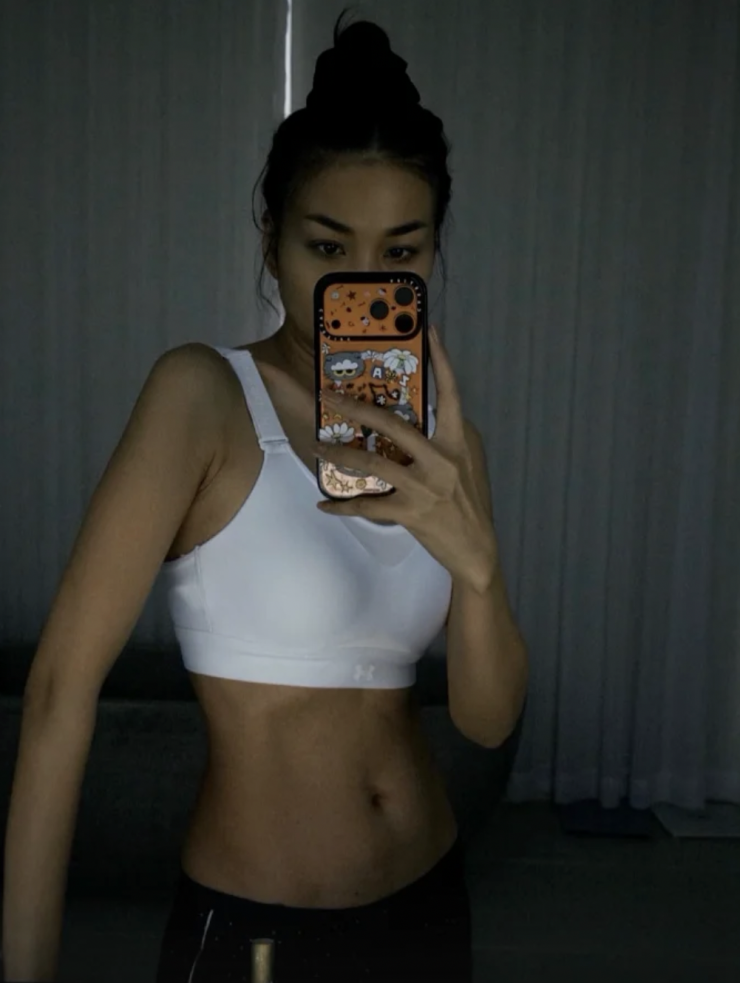 Thanh Hằng tự tin phô trọn sắc vóc quyến rũ ở tuổi 43. Cô khẳng định sức khỏe là thứ quý giá nhất nên cô xem đây là mục tiêu cũng như động lực để kiên trì với chế độ tập luyện, ăn uống khoa học mỗi ngày.