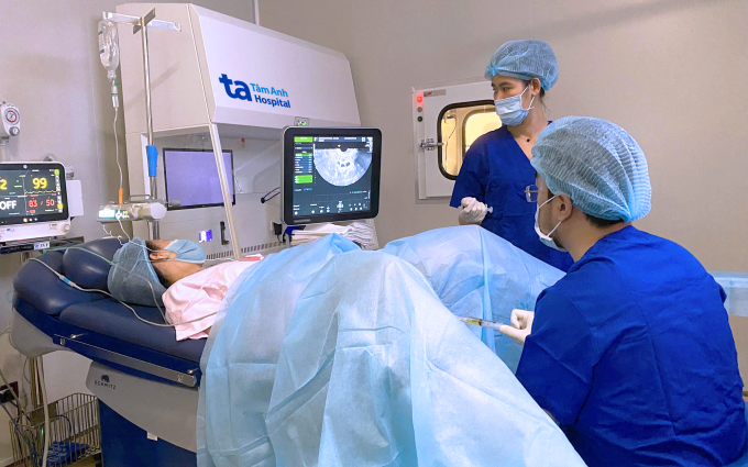 BS Lê Xuân Nguyên (ngoài cùng bên phải) chọc hút trứng cho chị Ngọc. Ảnh: Bệnh viện Đa khoa Tâm Anh