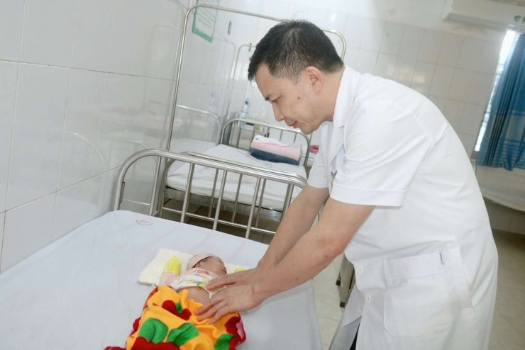 Sinh gần một tháng mới phát hiện trẻ không có hậu môn trực tràng 1 Bác sĩ thăm khám cho bé sau phẫu thuật. Ảnh BVCC